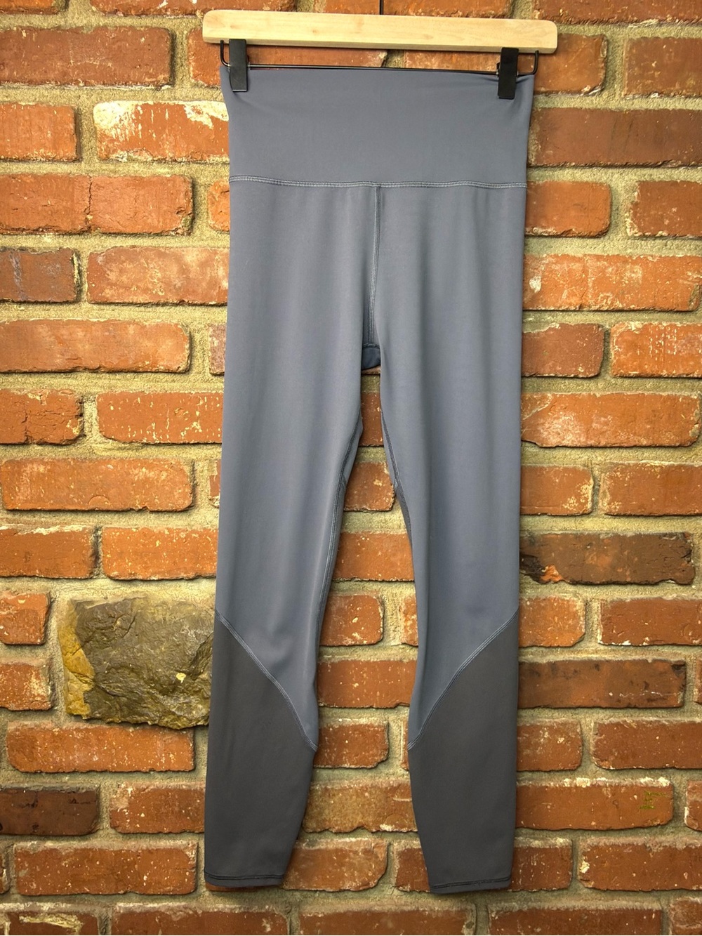 Vuori Colorblock Studio women's Legging Blue Gray Size XS cropped FLAW NOTED
